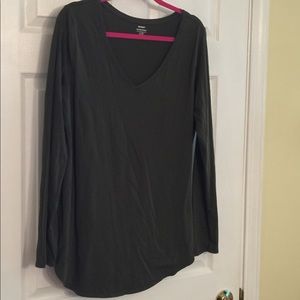 Dark charcoal Old Navy tee